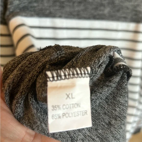 🌺Women’s XL gray and white striped long sleeve top - Picture 3 of 5